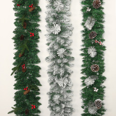 クリスマスの植毛は雪の松の枝をくっつけて装飾品の藤の条を持ってホテルのショーウインドーの扉を飾って壁面の学校のレストランを掛けます。