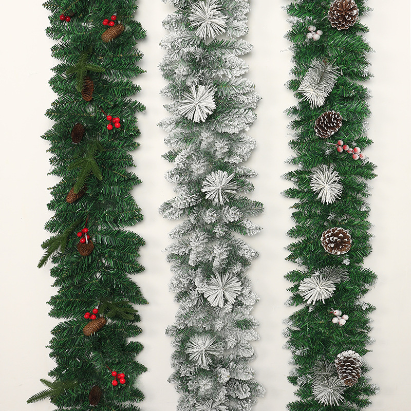 クリスマスの植毛は雪の松の枝をくっつけて装飾品の藤の条を持ってホテルのショーウインドーの扉を飾って壁面の学校のレストランを掛けます。|undefined