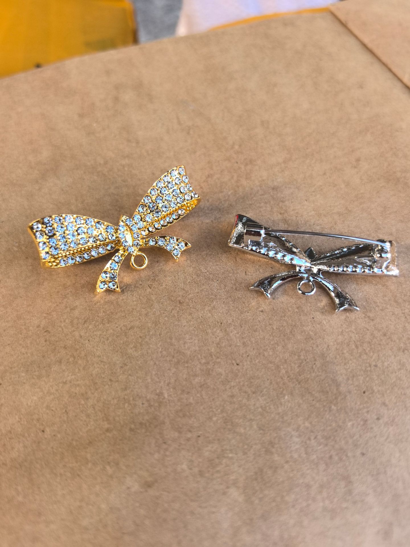 Spilla farfalla elegante per donna, spilletta perla accessorio_voghion.com