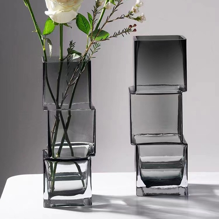 Chic Insta-style artistic vase ornament, lightweight luxury geometric offset glass transparent vase for floral arrangement, hydroponic fresh flowers