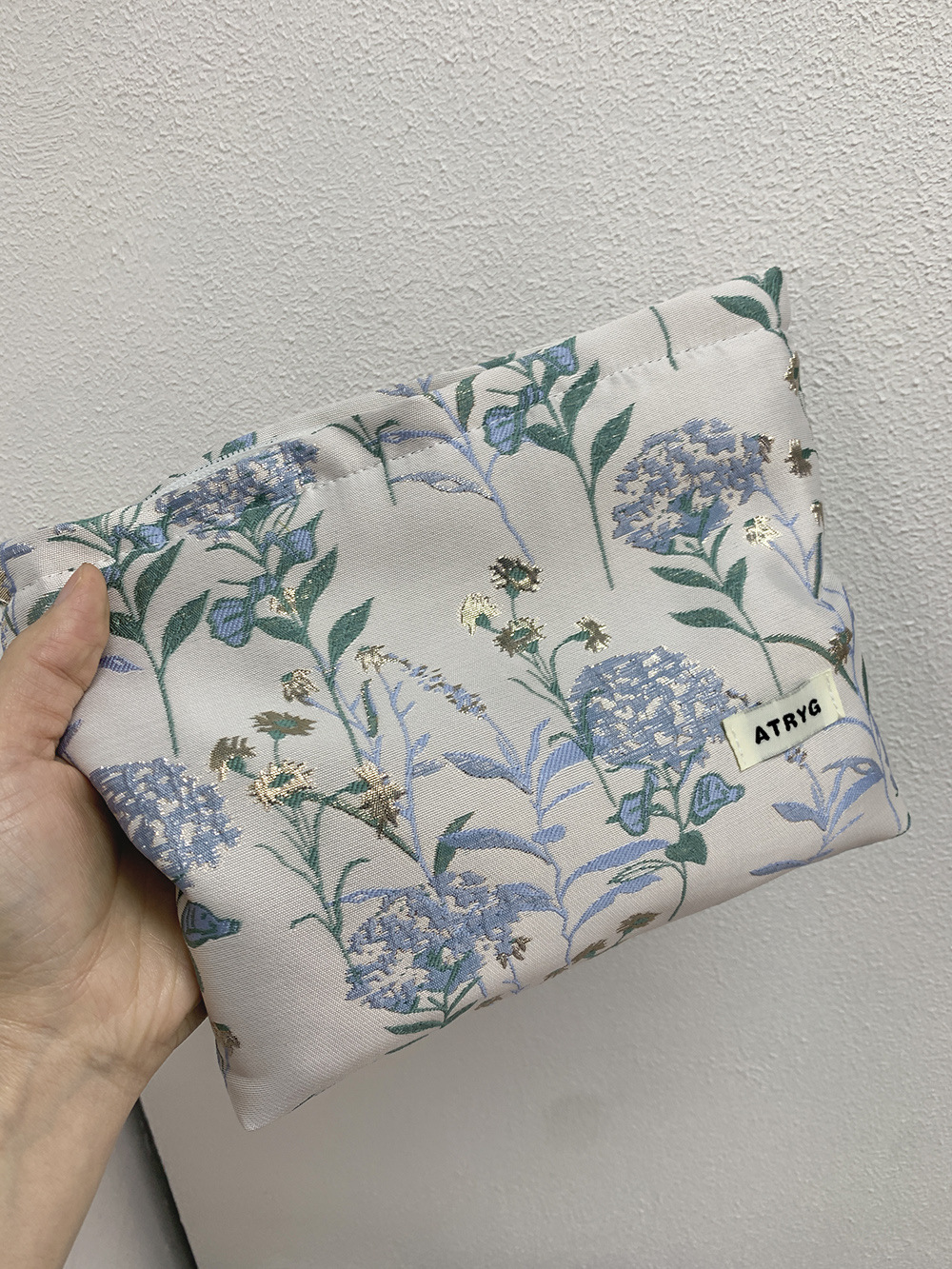 Bolsa de maquillaje, una pequeña bolsa fresca portátil de gran capacidad, bolsa de almacenamiento para productos de cuidado de la piel, bolsa de mano.