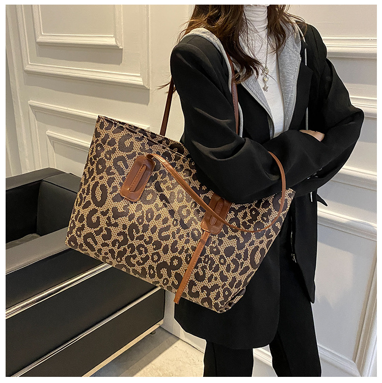 Women's Large Pu Leather Leopard Vintage Style Zipper Tote Bag display picture 13