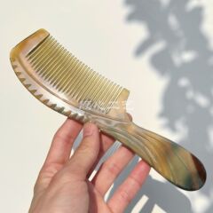 卸売りの黄牛角櫛は花櫛を打って丸い柄を彫刻します。
