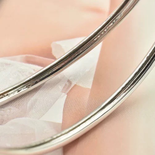 Estilo europeo y americano de metal frío aretes de anillo de estilo femenino lujoso ligero nicho estilo único pernos de orejas exagerados de personalidad