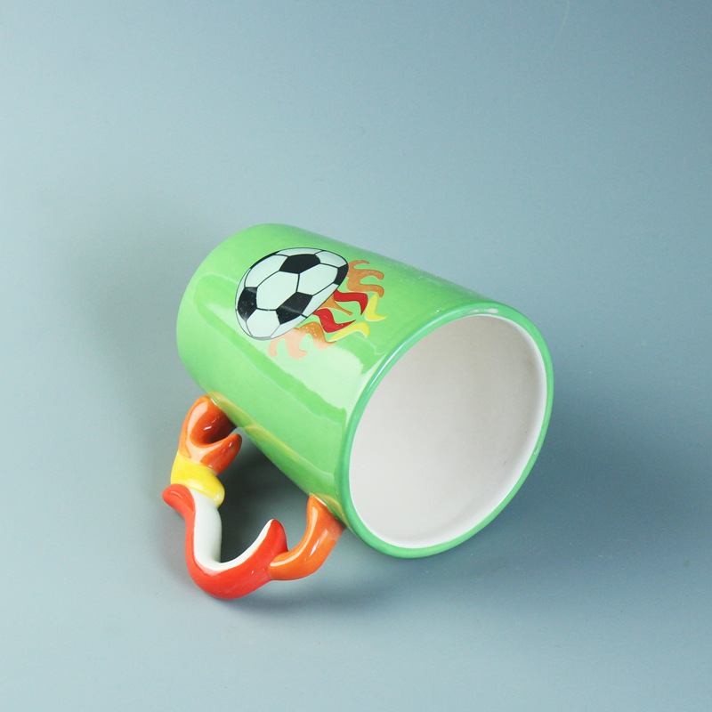 Nueva taza de fútbol de cerámica exótica Copa del mundo en relieve Copa de agua en forma especial Copa de promoción publicitaria Copa de baloncesto