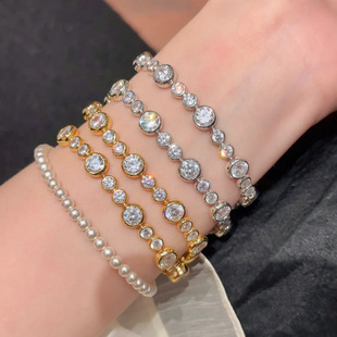 Small sophisticated universal bracelet, light luxury style