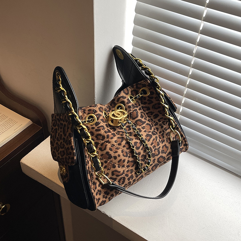 Chain Small Fragrance Bucket Bag New Women's 2025 Commuting Fashion Trend Shoulder Bag Casual Messenger Bag