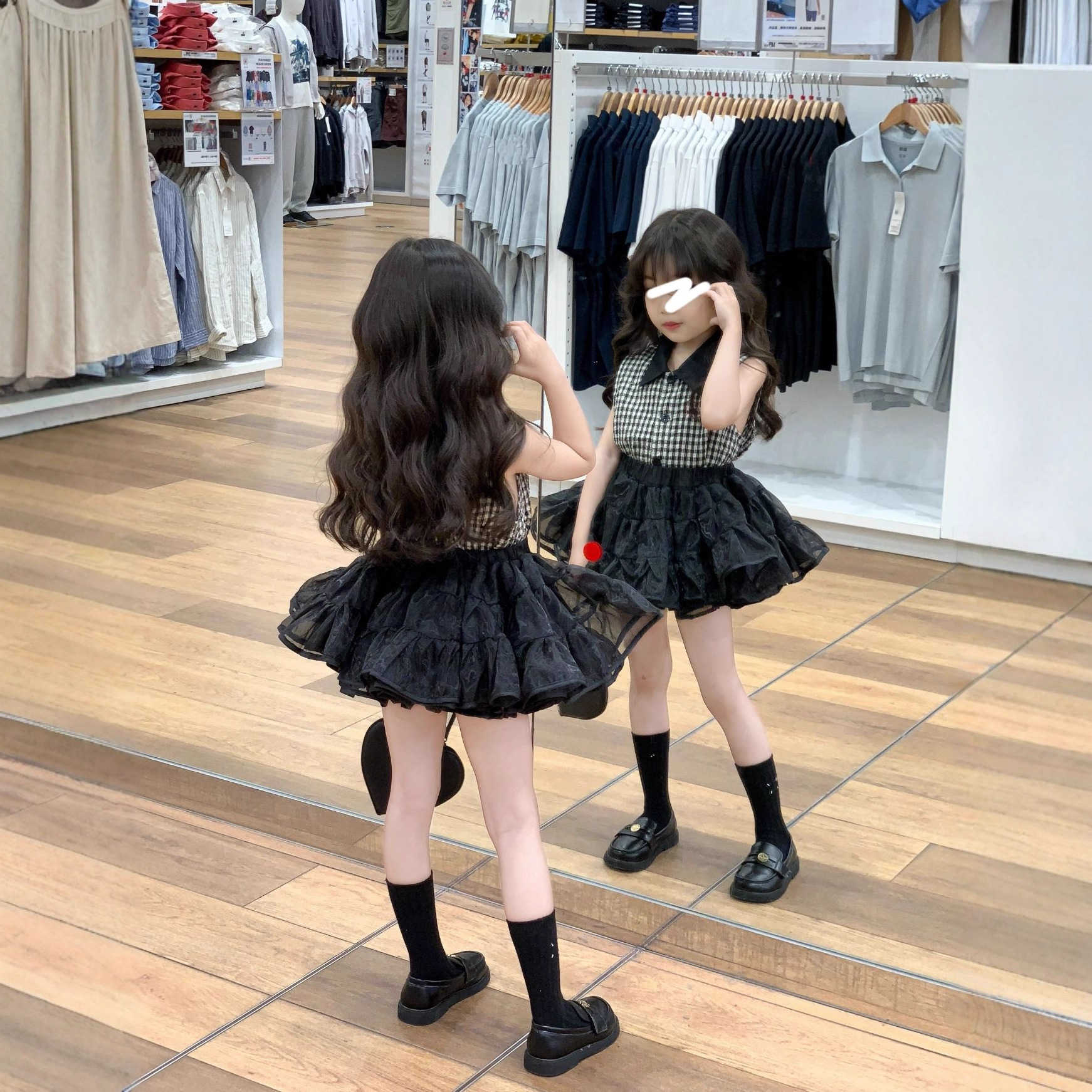 Conjunto de blusa sem mangas estilo Chanel vintage com estampa xadrez branca e saia tutu preta para meninas (peça única)_voghion.com