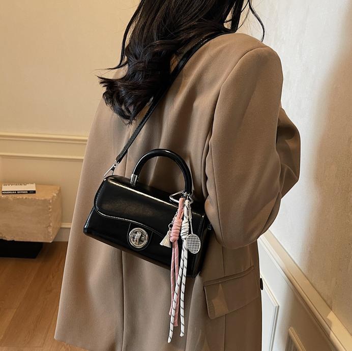 Bolsa de tendencia explosiva debajo de la axila, dama 2025, nuevo bolso cuadrado de estilo exterior, sensación de alto nivel, bolso de mochila rojo super caliente.