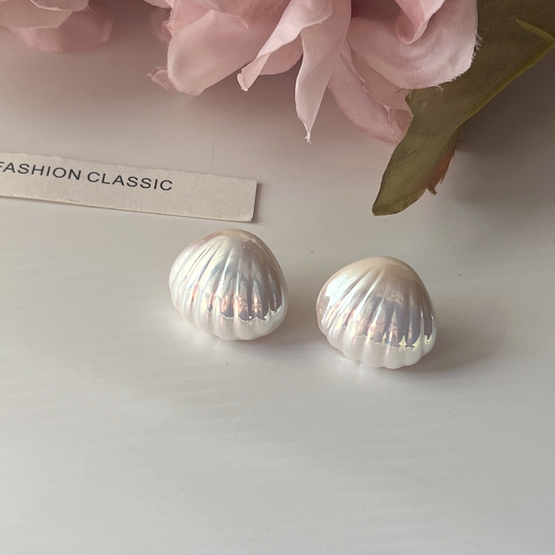 Wholesale Jewelry Simple Style Shell Imitation Pearl Alloy Resin Ear Studs display picture 2