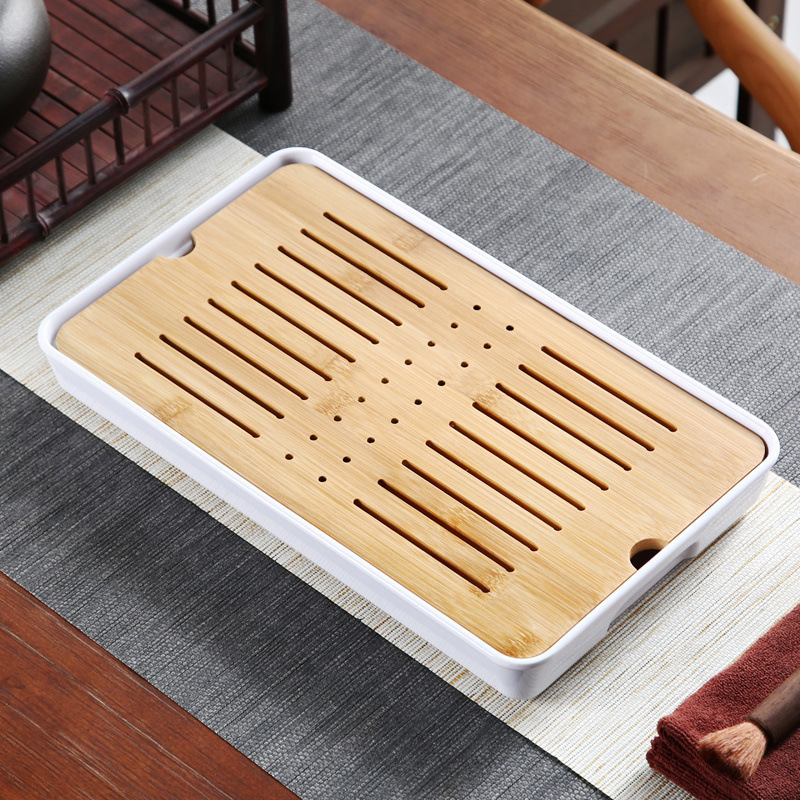 シンプルな竹製のお茶の皿の工夫の茶器は水を切って排水のお茶のトレーを蓄えます。|undefined