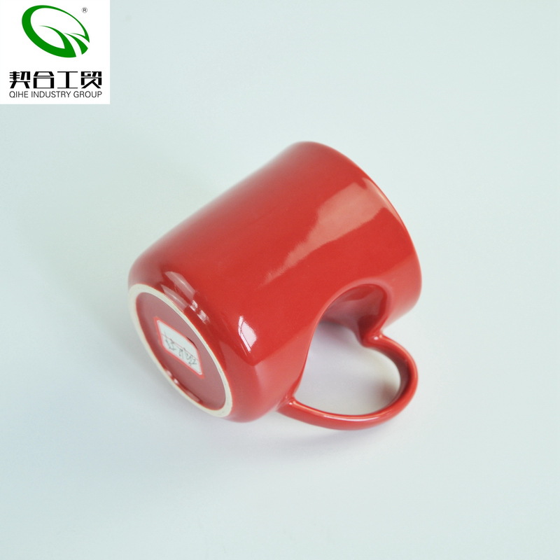 Mango en forma de corazón cambio de color taza Transferencia de Calor cerámica taza mágica de color cambiante taza de cambio de color de agua caliente taza de café blanco y negro