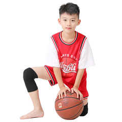 メーカーが輪滑りして山に登ります。子供は保温して踊ります。