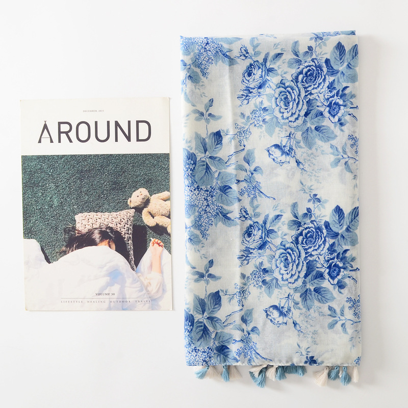 Primavera y verano nuevo estilo chino elegante artístico flor azul imprimir viajes protector solar chal de algodón y lino sensación bufanda para las mujeres
