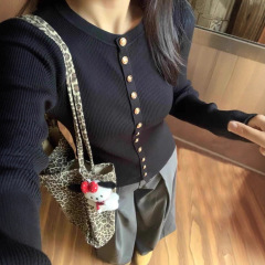 黑色高级感金属扣长袖针织衫女秋冬季新款软糯修身显瘦内搭打底衫