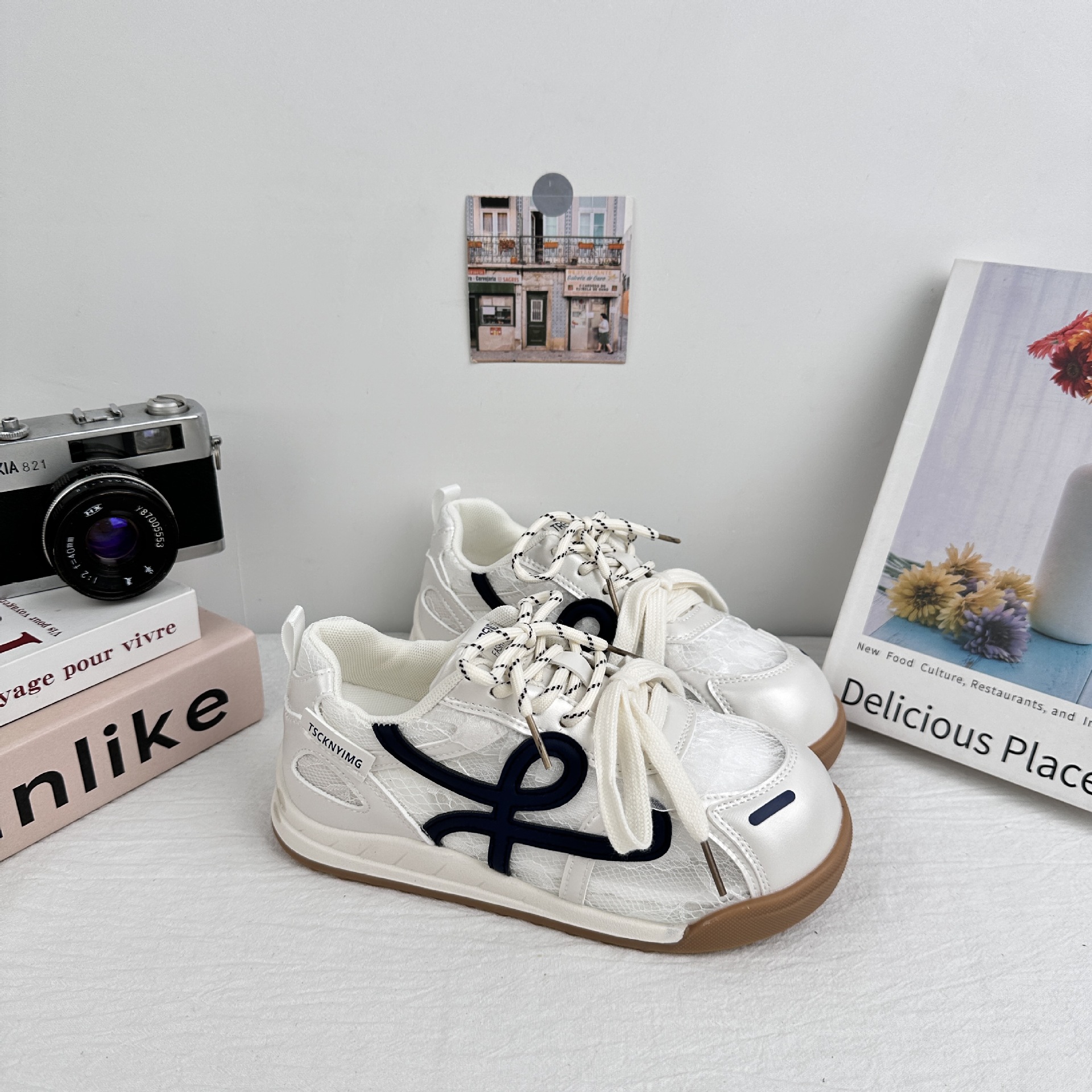 A9923 zapatos de skate de encaje de malla de verano para mujeres 2025 nuevo diseño de nicho en zapatos blancos de ballet de suela gruesa