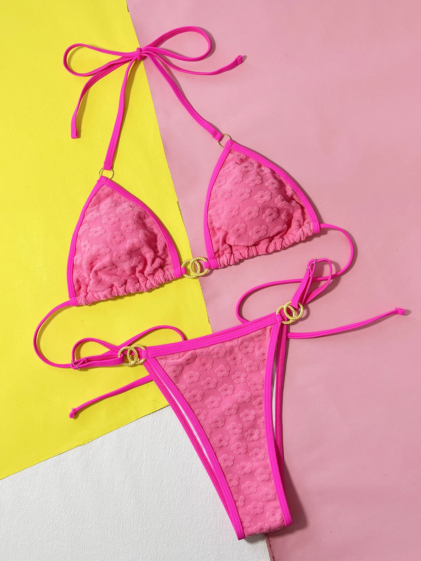 Бренд Sexy Swimwear, европейский стиль – набор купальника розово-красного оттенка с текстурными цветами и золотыми кольцевыми деталями