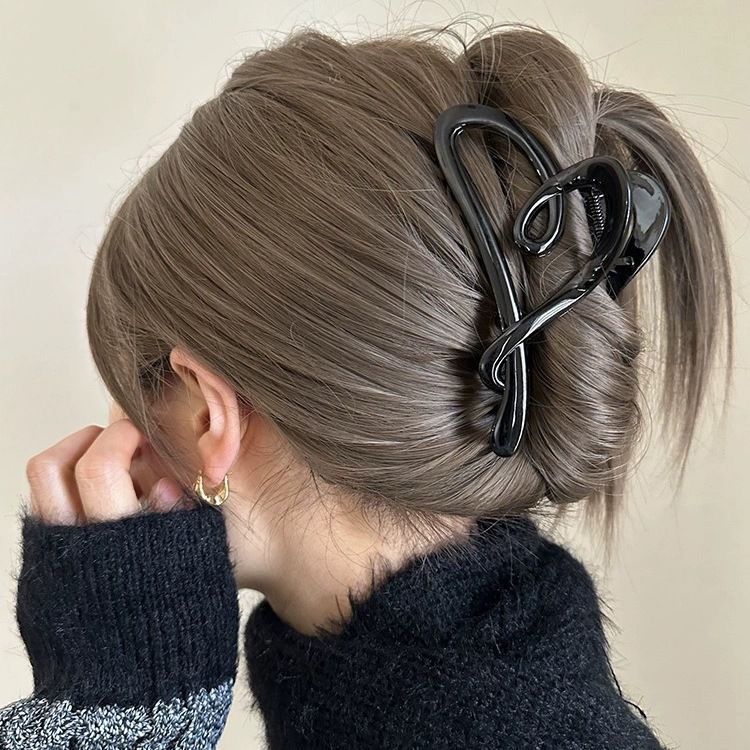 Chic Matte Black Heart-Shaped Clip Image 2