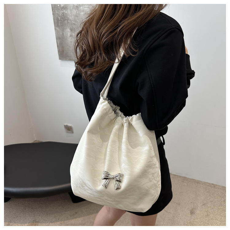 Large-capacity, elegant commuter tote bag, bow single-shoulder bag, distinctive pleated crossbody bag, 2024 new style bag trend undefined