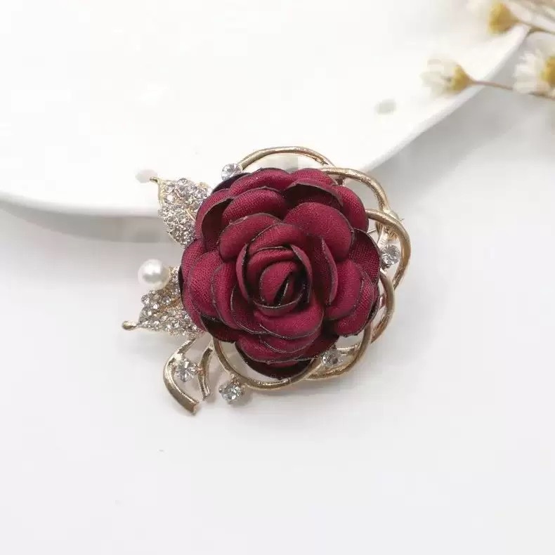 Elegante Rosenbrosche im koreanischen Stil für Anzugjacken und Mäntel – modisches Accessoire mit Kamelienmotiv_voghion.com