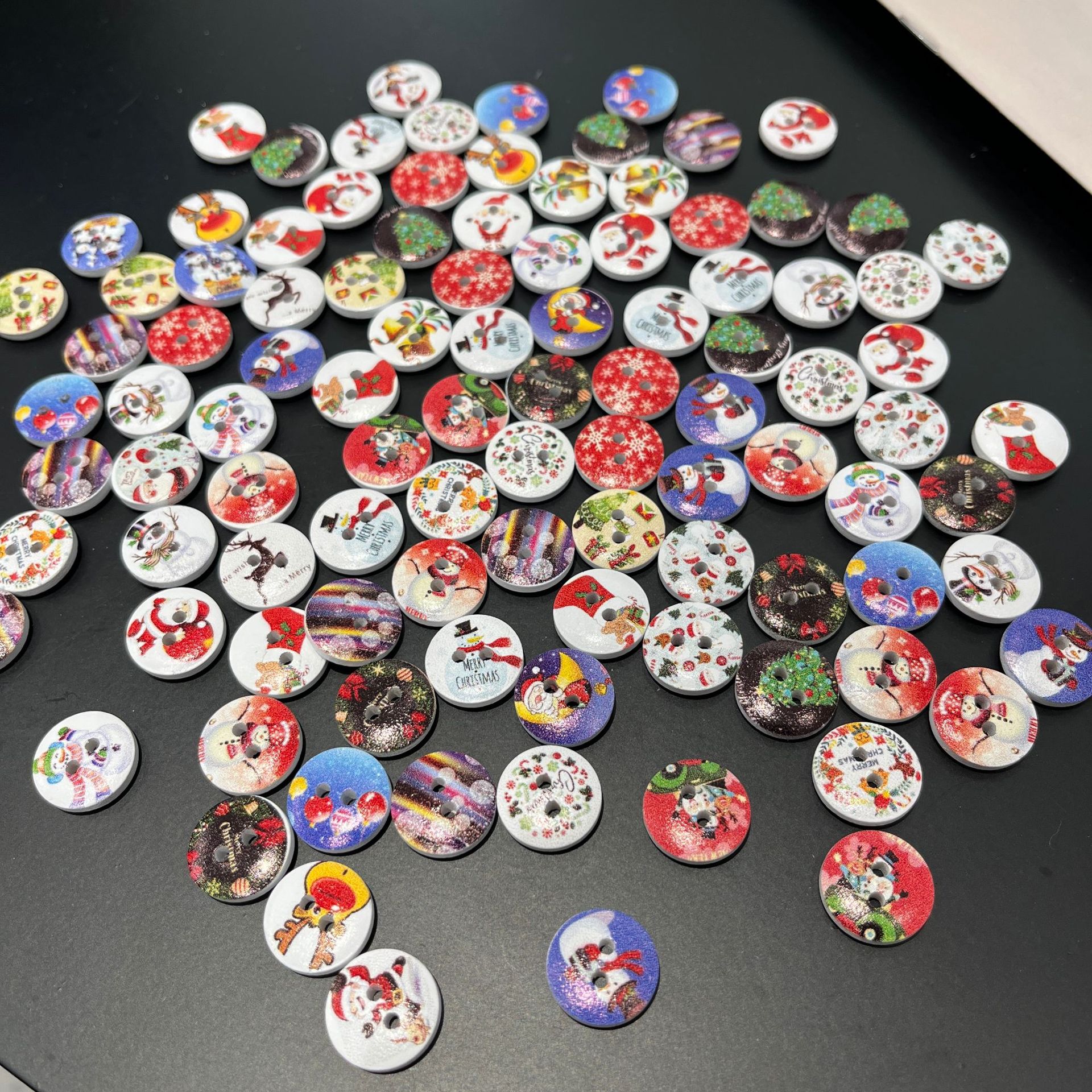 15/20/25mm圣诞节气氛节日装饰木扣圆形白底彩印两眼木质纽扣