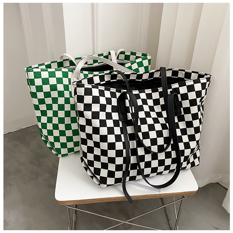 Retro Canvas Bag Checkerboard Bag Autumn Tide Fashion Portable Tote Bag display picture 2