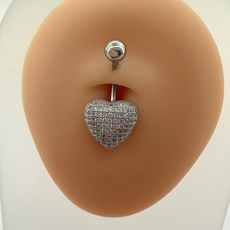 Piercing do pupíku ve tvaru srdce se zirkony_voghion.com