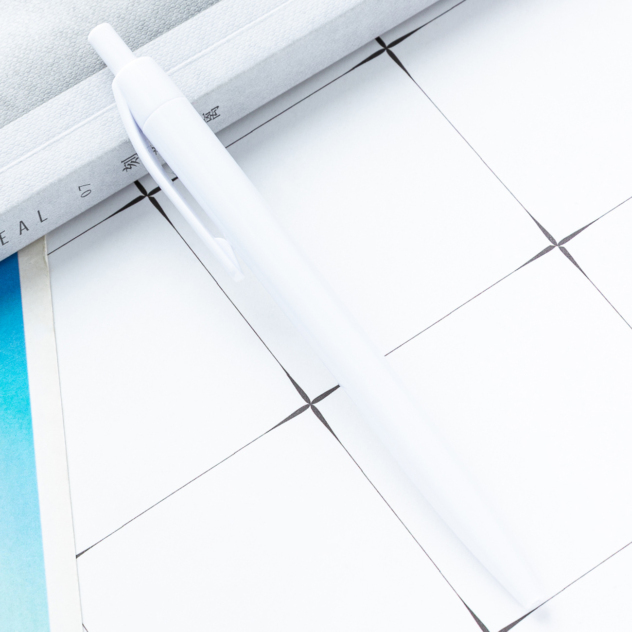 Bolígrafo de plástico de presión transfronteriza puede imprimir logotipo promocional publicidad bolígrafo de regalo simple bolígrafo multicolor al por mayor