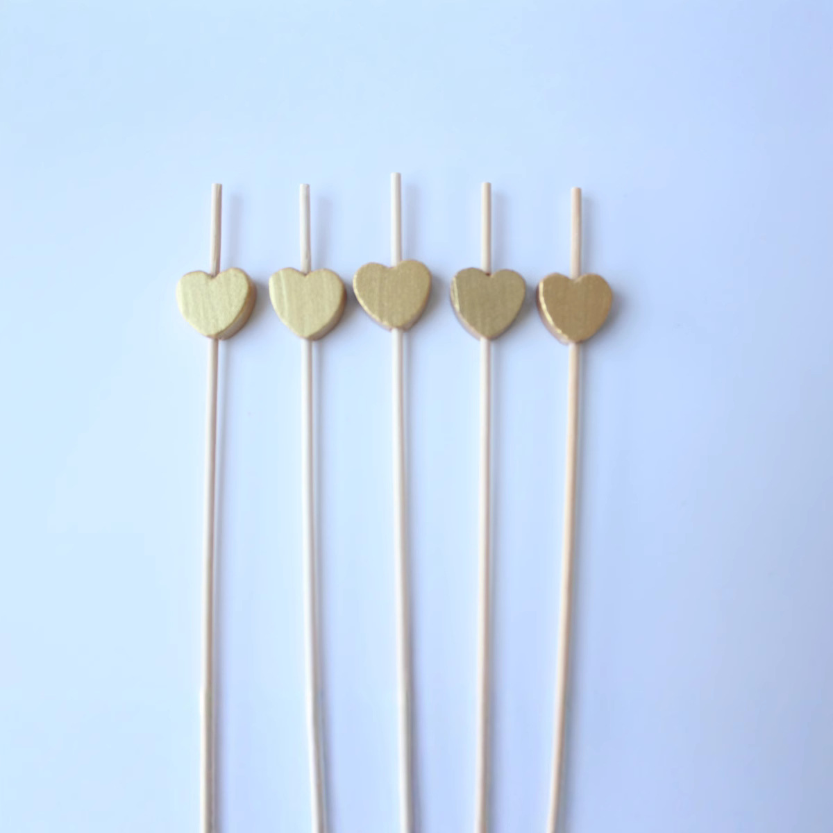 100 pcs/paquete de tenedores de frutas desechables al por mayor Golden Love Peach Heart Fruit Signo de frutas Decoración de platos Arte Bambú