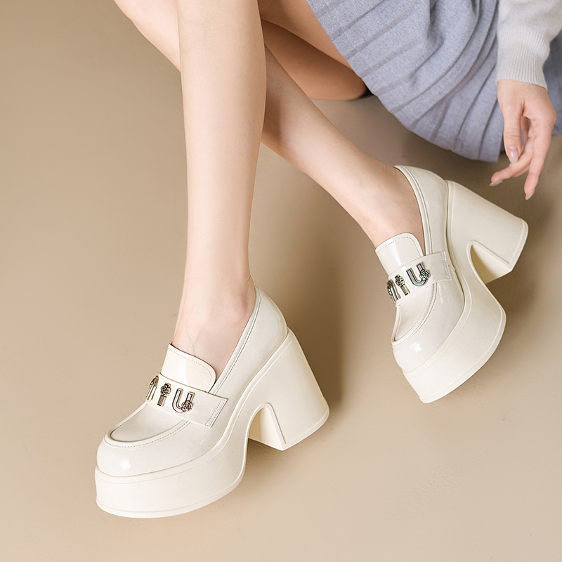 Giày loafer nữ cao gót đế xuồng phong cách Anh quốc, mũi nhọn, chất liệu sơn bóng, gót 6 cm — màu đen, màu trắng ngà
