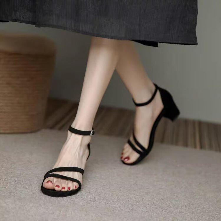 Fada francesa tierna zapatos de tacones altos para mujeres 2026 verano nuevo tacones gruesos de hebilla de sandalias de talón con falda