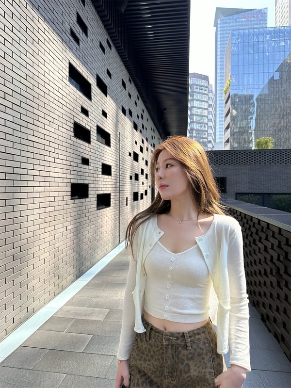 蝶宝嘻 春日栀子花 柔雾感短款针织开衫吊带套装修身休闲两件套|undefined