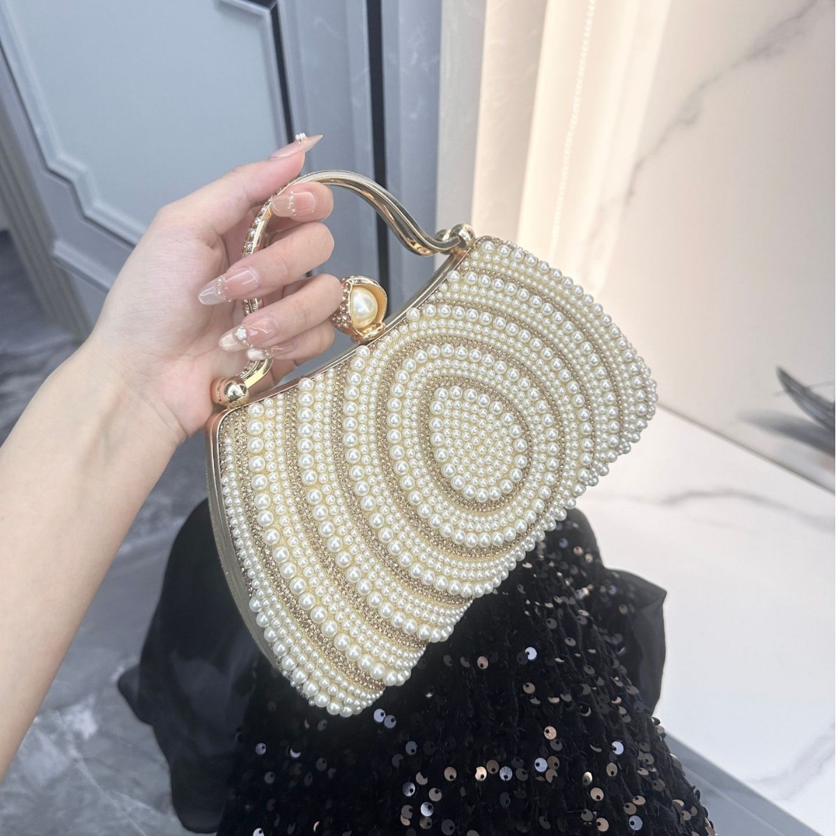 Aftonväska för dam med strass och pärlor_voghion.com