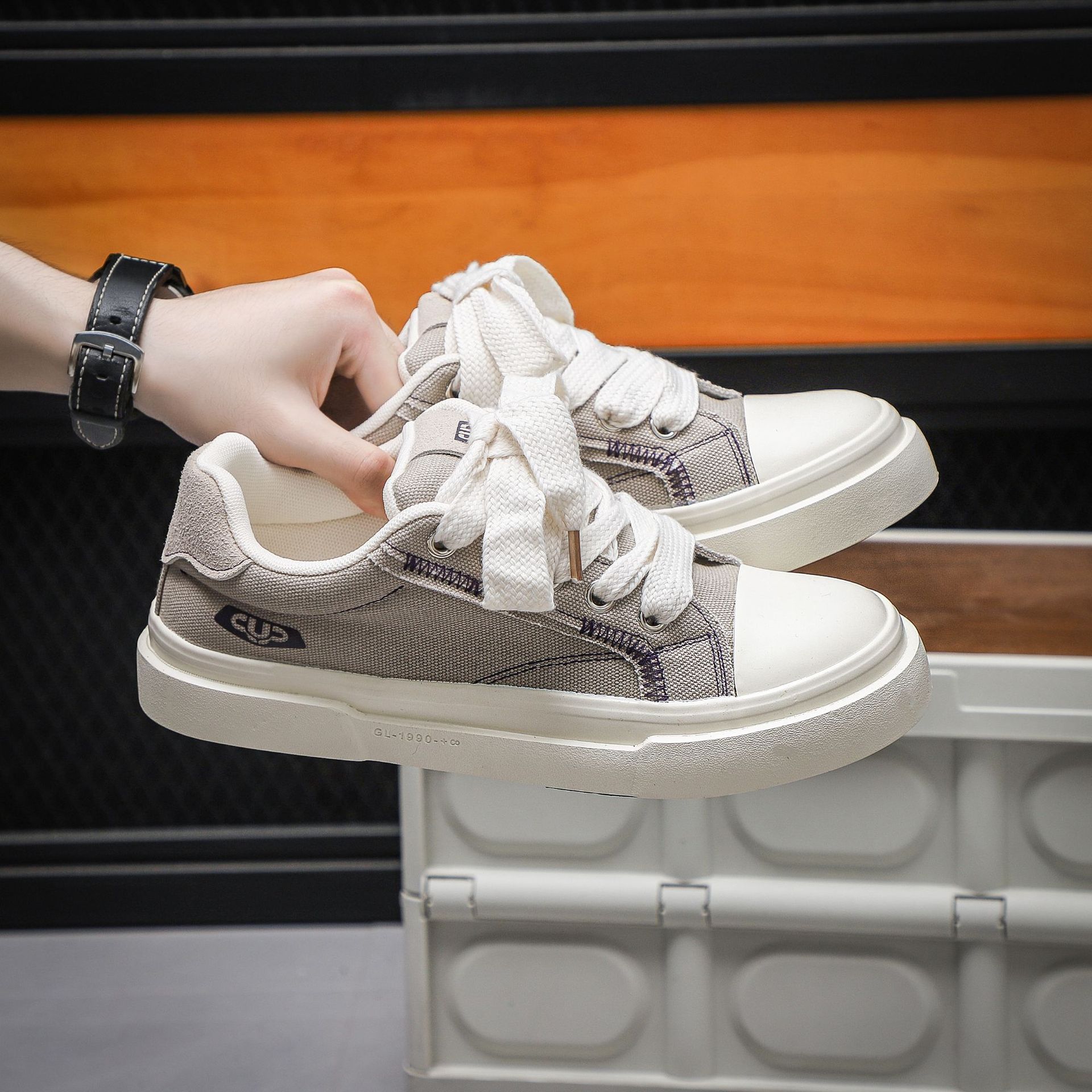 Yuanbo retro nicho skateboard para niños zapatos de moda de suela gruesa de otoño 2025 nuevos zapatos de hombre zapatos de lona