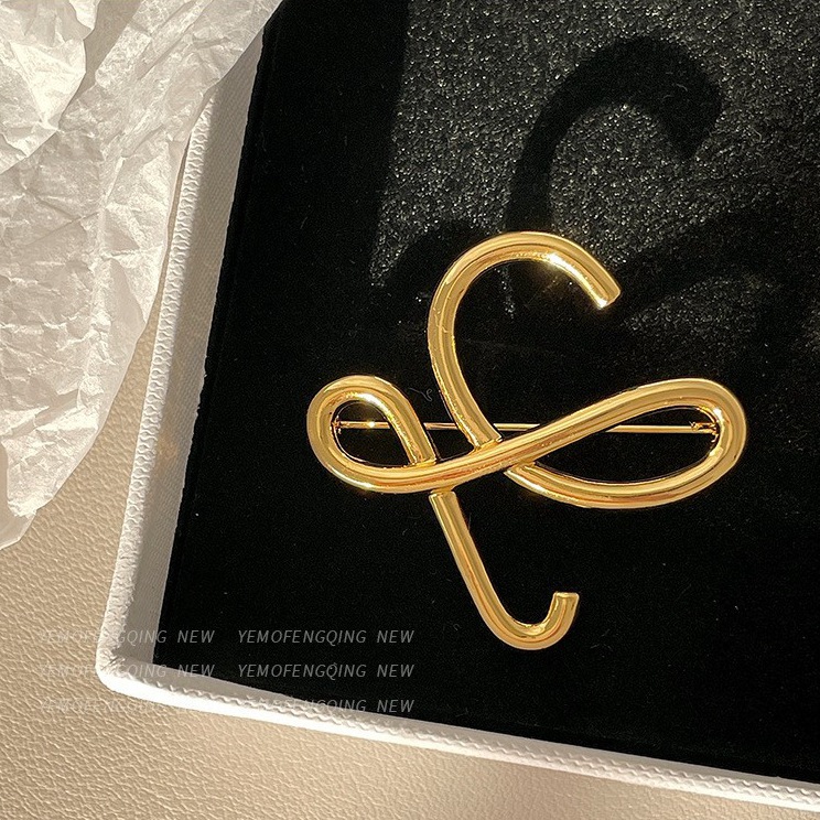 2026 Metal Letter Retro Brooch High-End Women's Design Niche Pin Elegant Luxury Suit Lapel Accessory