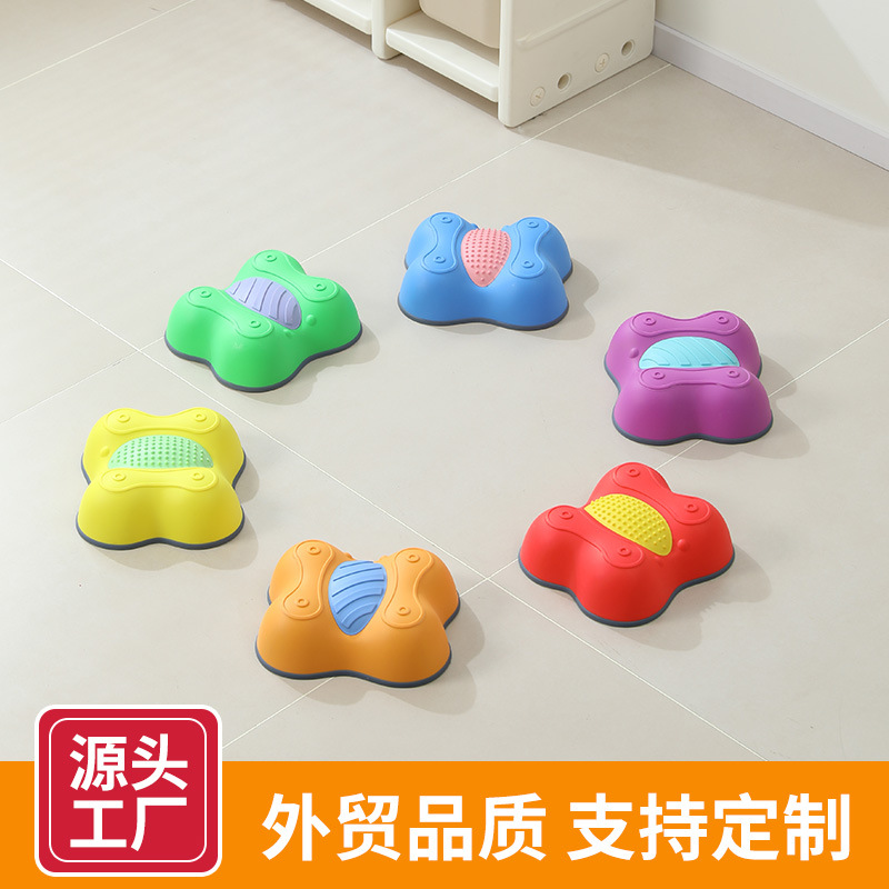 Fábrica de fuentes jardín de infantes al aire libre juguetes para niños equipos de entrenamiento de sensación de piedra pisoteada a través del río piedra al por mayor