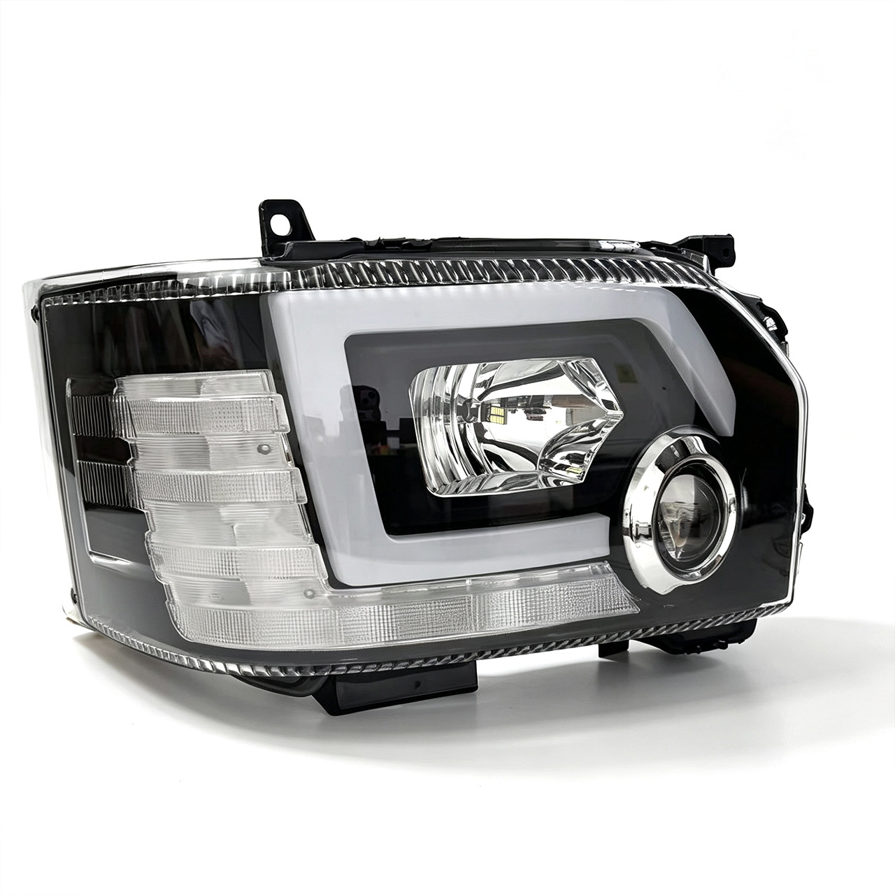 Suitable for 14-18 Toyota Hiace front headlight modification with LED daytime running lights and turn signals