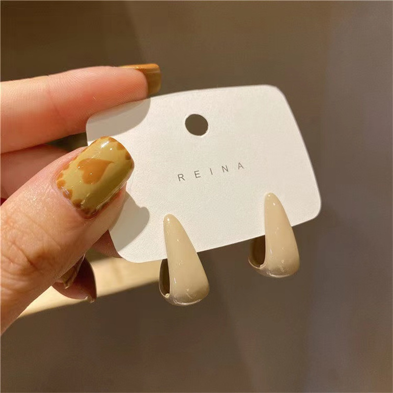 Retro French geometric ear jewelry gentle Hong Kong style milk tea color s925 silver needle temperament Joker autumn and winter earrings wholesale