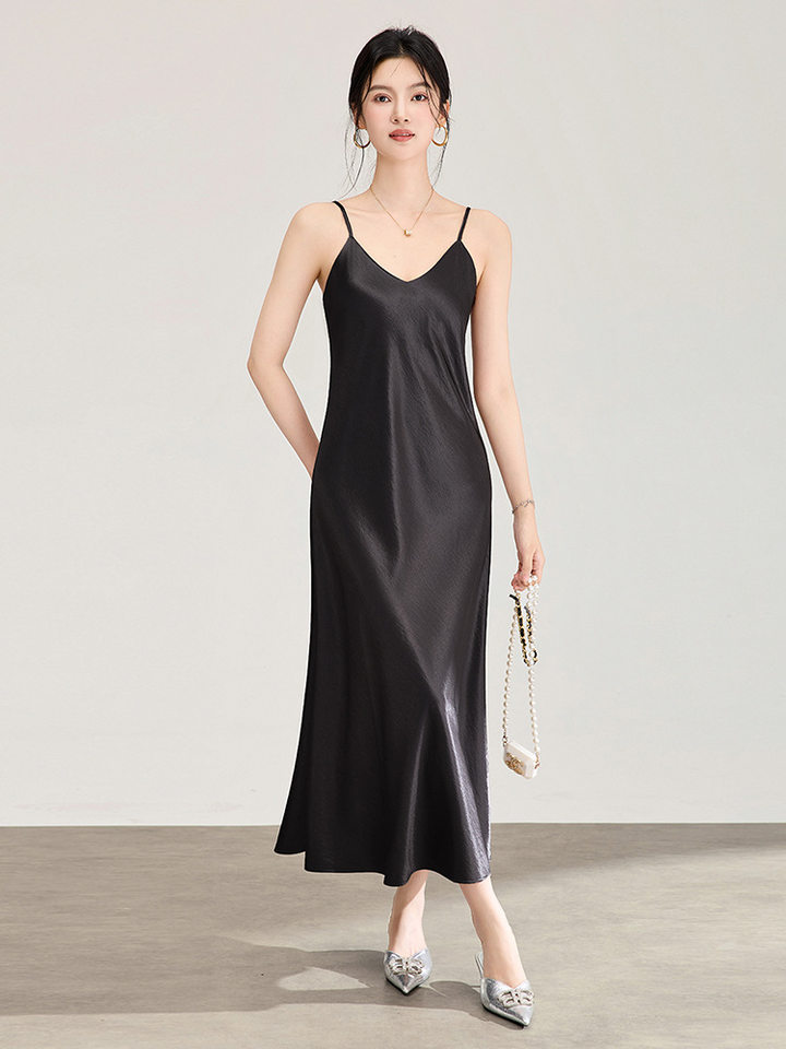 Đầm maxi nữ satin dáng suông, cổ yếm dây mảnh, thiết kế xéo cạnh — màu đen