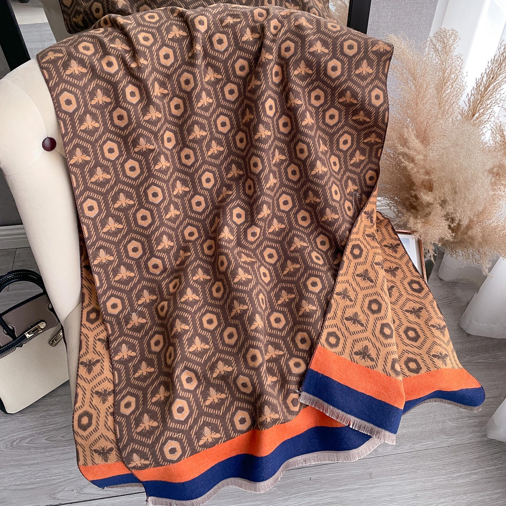 2023 clásico popular bufanda de gran marca para las mujeres Otoño e Invierno todo-coincidencia cachemir-Como abeja impresión engrosada cálido chal