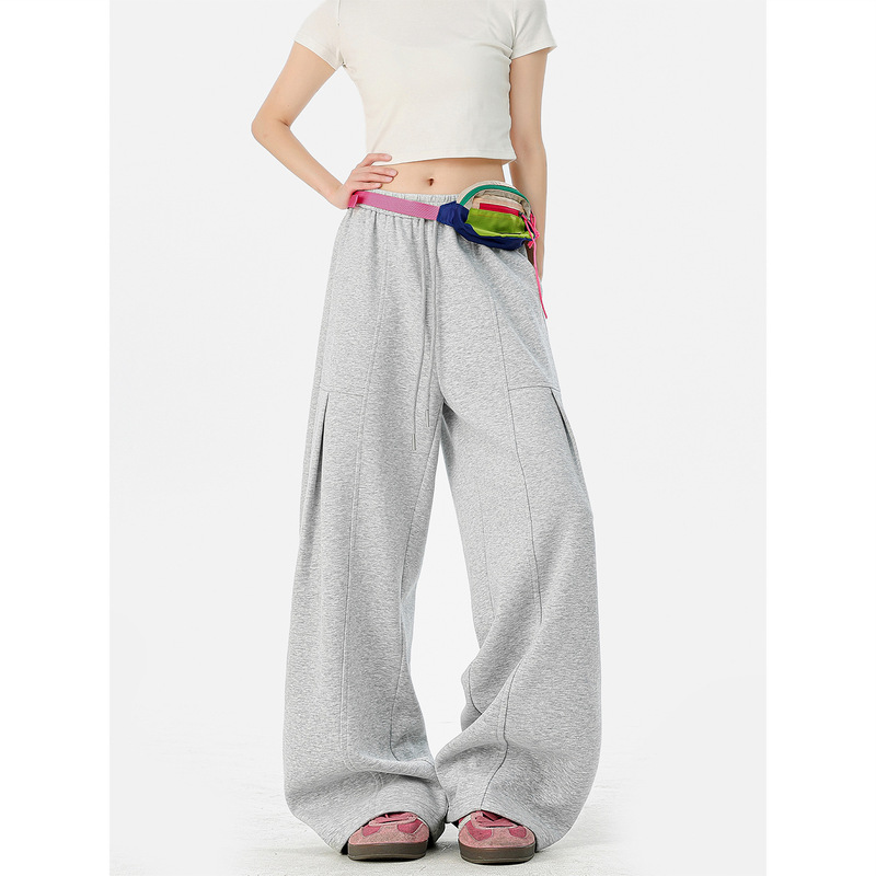 Gray deconstructed wide-leg sweatpants for women and men, suitable for sports and jogging, with elastic drawstring, three-dimensional cut, drapey texture, and street casual style