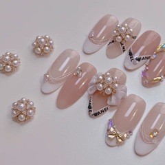 新商品のネイルジルコンが輝いています。豪華な花のボールに真珠の花を入れます。