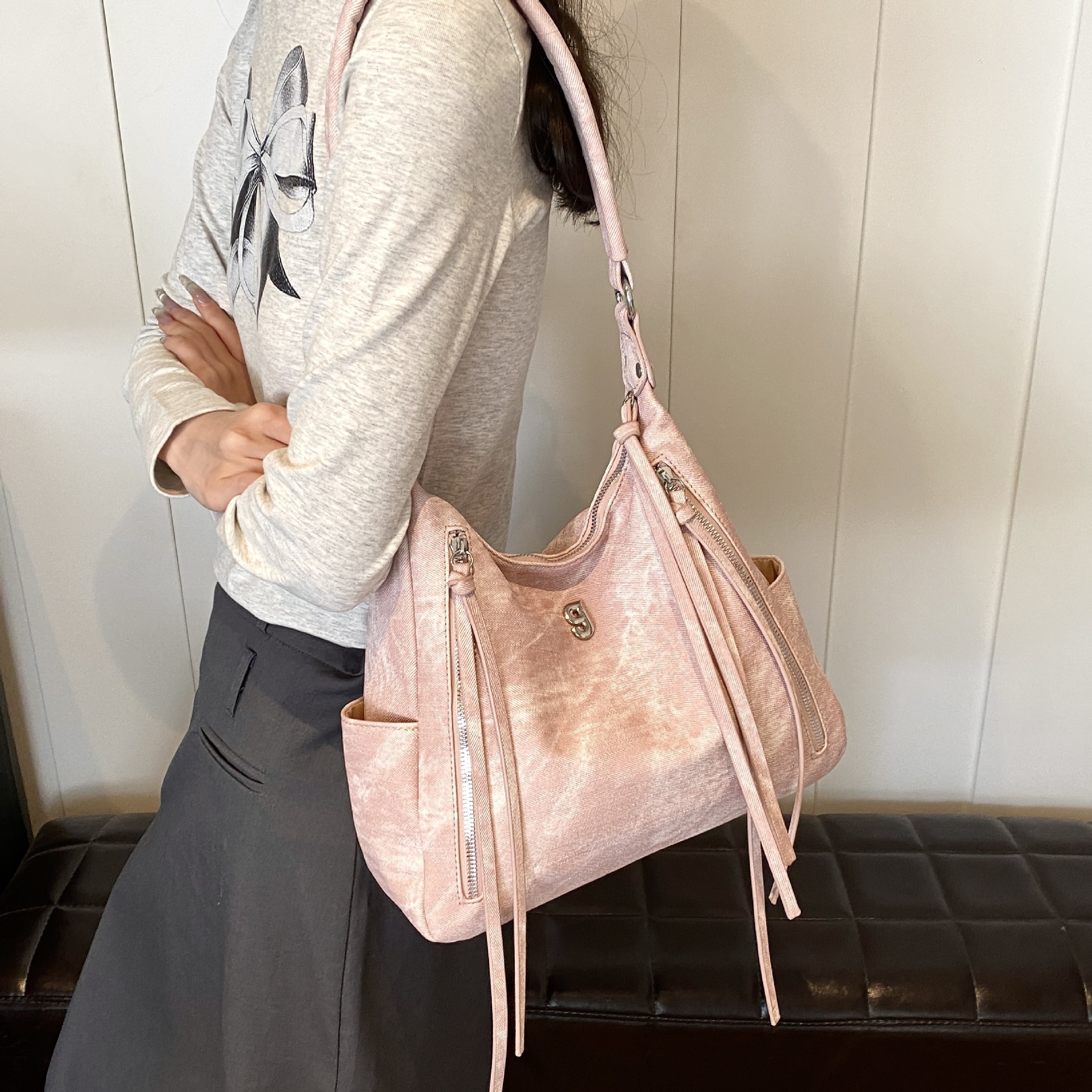 Large capacity wandering shoulder bag, new spicy girl high-end versatile double pocket strip casual crossbody armpit bag_voghion.com