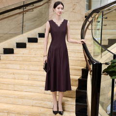 高级感蕾丝拼接V领黑色无袖连衣裙女2025秋冬显瘦露背赫本风黑裙