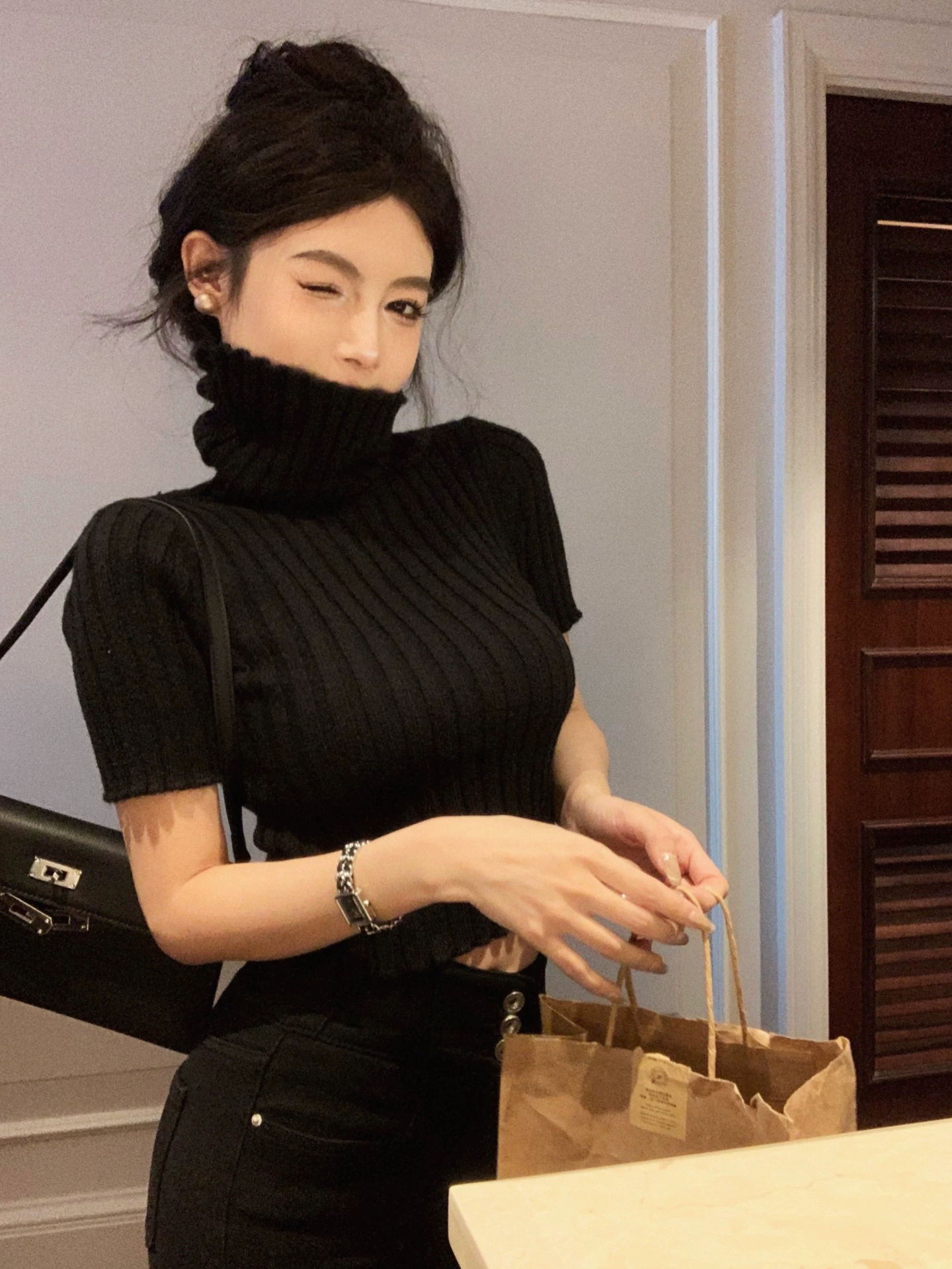 Knitted spring sweater, fitted short base brace, tight
