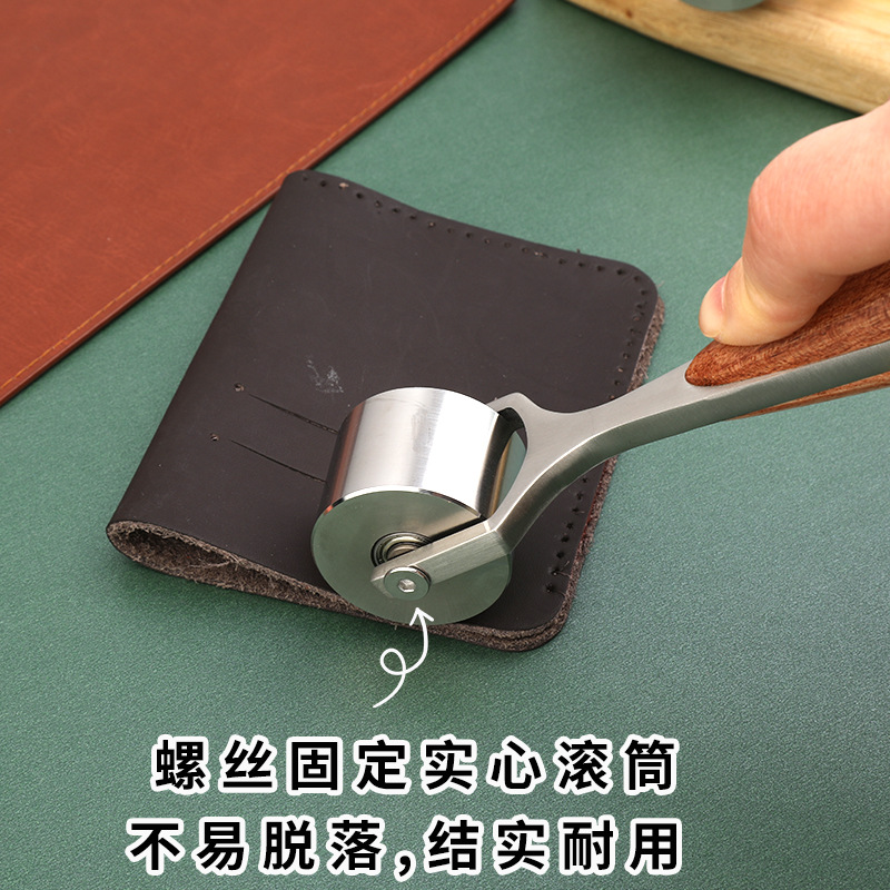 Original mango de madera rodillo rueda de empuje rodillo herramienta de prensado de cuero rodillo de borde oscuro borde grande rodillo de hierro