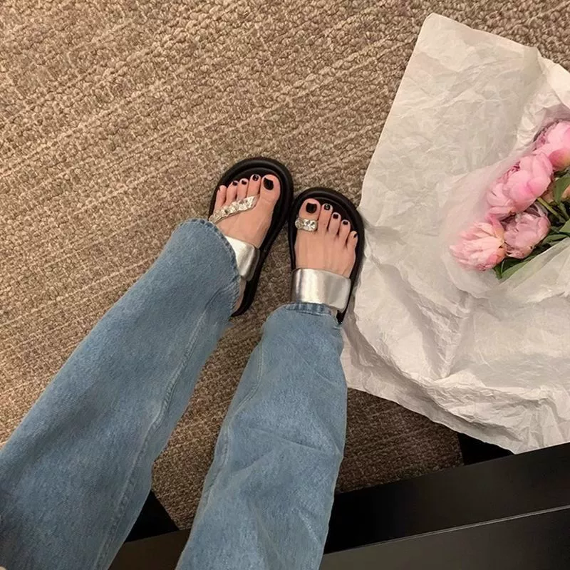 Beauty Premium Чувство шлепанцы со стразами для женщин 2024 новый стиль летом носить французские черные пляжные сандалии на толстой подошве