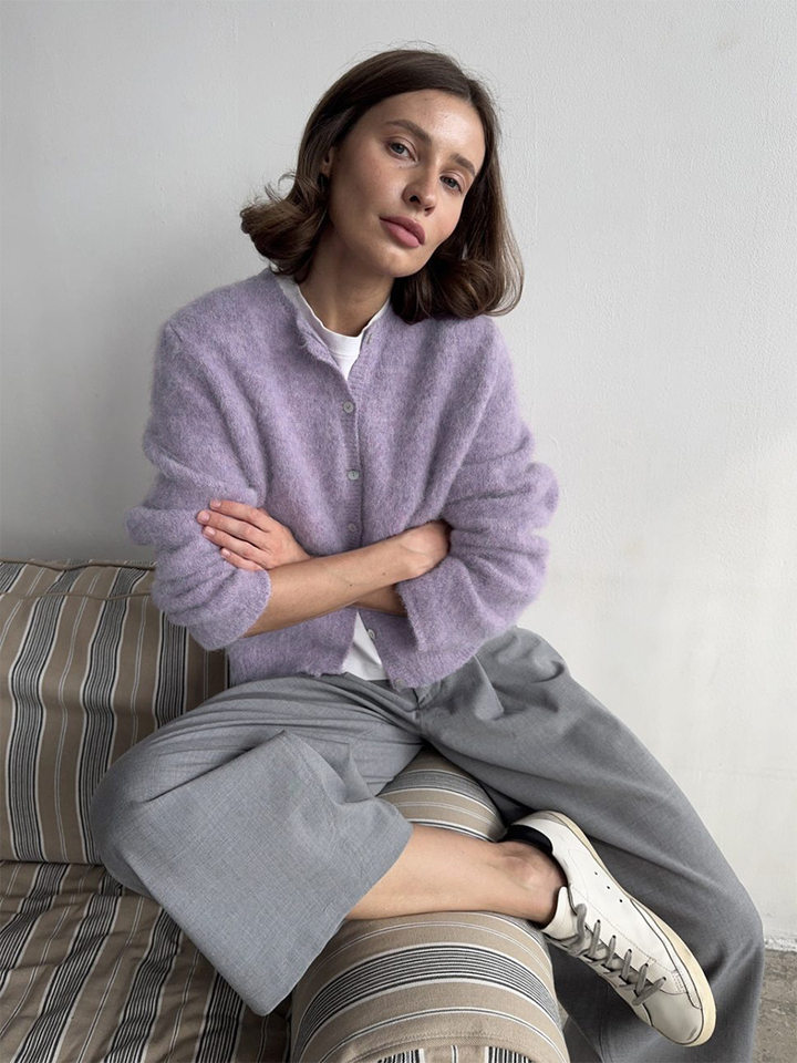Áo khoác cardigan len nữ dáng rộng một hàng cúc, chất liệu dệt kim mềm mại, phong cách thanh lịch — Màu hồng nhạt (hàng có sẵn), Màu xanh lá cây (có hàng), Màu xanh ô liu (đốm), Màu xanh đậm (Còn hàng) chi tiết 5