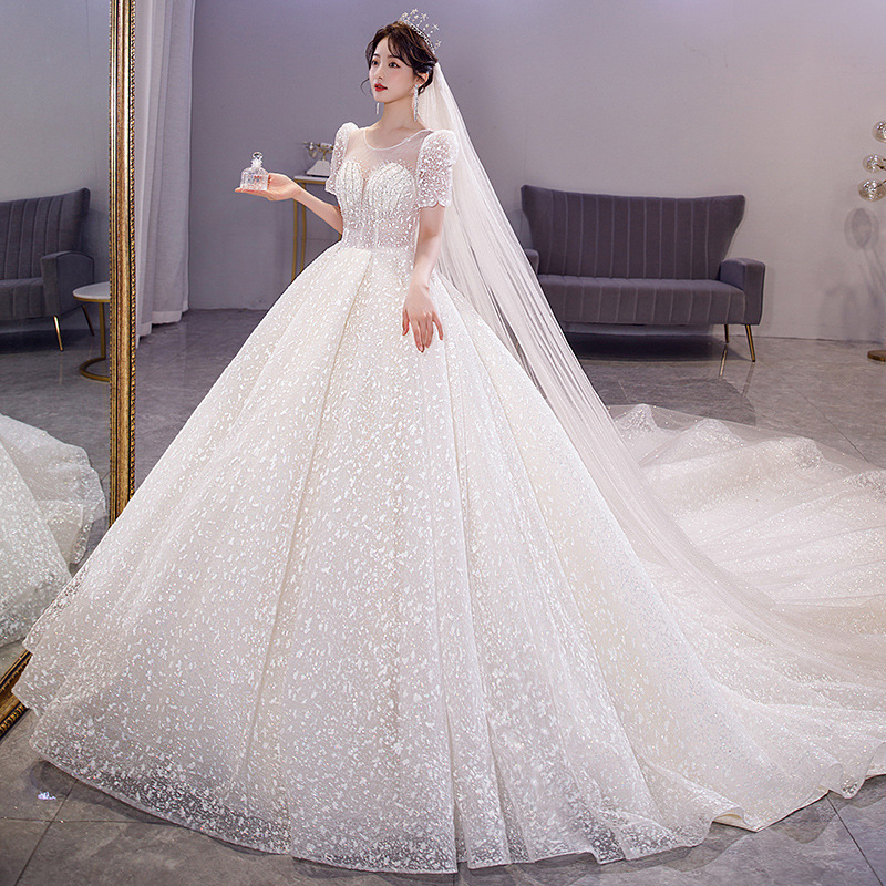 Vestido de novia con diseño de cielo estrellado, nuevo estilo otoño-invierno 2026, sencillo y elegante con cola larga, corte ajustado estilo Hepburn, disponible en tiendas físicas.