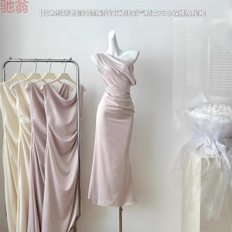 G2L 높은 LENG YUJIE 스타일 스윙 칼라 원피스 여성 여름 프랑스 우아한 슬란 트 어깨 새틴 타이트 허리 고급 엉덩이 포장